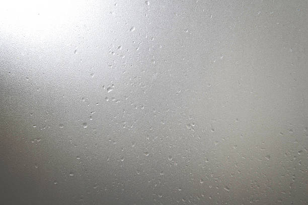 曇りガラスの雨滴と明るい光のコーナー - heat haze ストックフォトと画像