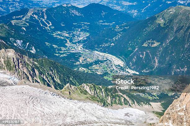 Foto de Geleira Bossons Do Cume Do Aiguille Du Midi e mais fotos de stock de Alpes europeus - Alpes europeus, Alta-Savoie, Cachoeira Congelada