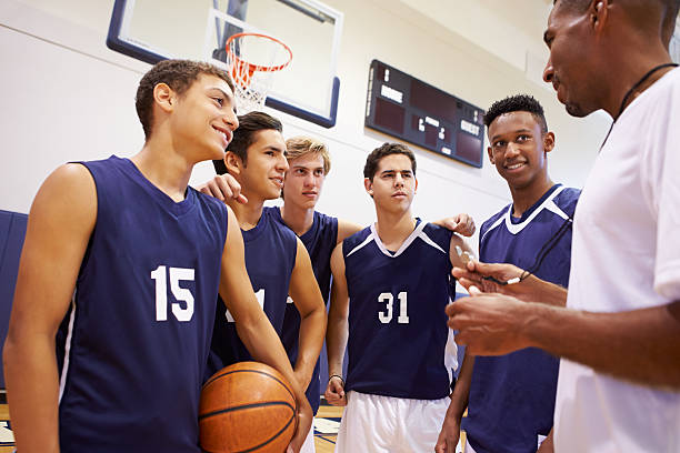 숫나사 고등학교 베스킷볼 팀은 팀 코칭 대화를 하는 - 농구 팀 스포츠 뉴스 사진 이미지