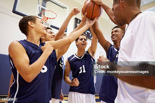 Photo libre de droit de Étudiants De Lycée De Léquipe De Basket De Léquipe Ayant Une Conversation Avec Entraîneur banque d'images et plus d'images libres de droit de Se regrouper