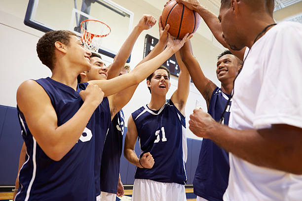 숫나사 고등학교 베스킷볼 팀은 팀 코칭 대화를 하는 - 농구 팀 스포츠 뉴스 사진 이미지