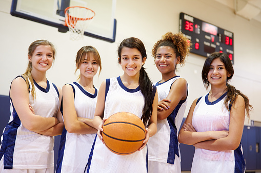 Los miembros del equipo de básquetbol hembra High School photo