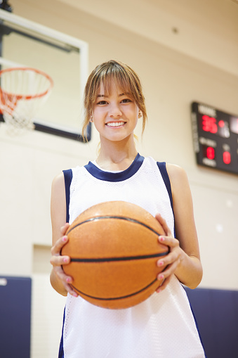 Retrato de mujer High School jugador de baloncesto photo