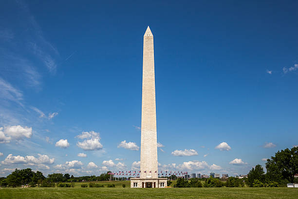 istock Side view of the Washington monument 499332567
