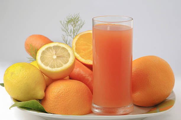 glas kalter ace - gourmet juice bar juice carrot stock-fotos und bilder