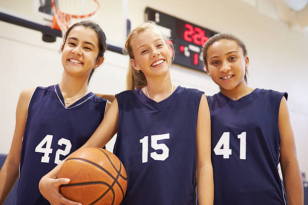 os membros da equipa de basquetebol feminino da escola - school sports imagens e fotografias de stock