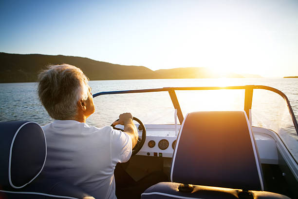 成熟した男性のスピードボートのゴルフ - motorboat nautical vessel speedboat lake ストックフォトと画像