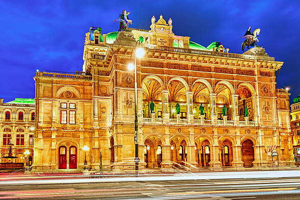 wiener staatsoper ist die opera house. - wien österreich stock-fotos und bilder