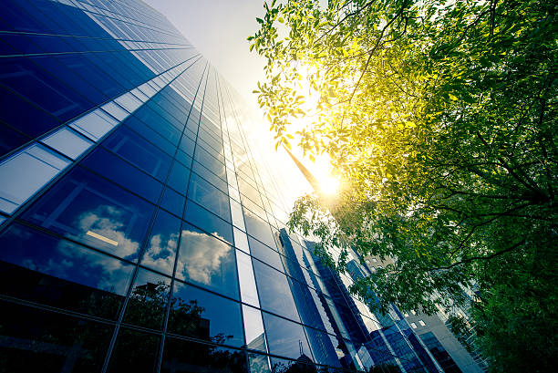 太陽の下で事務所 skysraper - financial district 写真 ストックフォトと画像