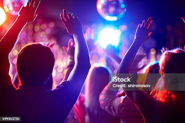 Baile De Personas Foto de stock y más banco de imágenes de Discoteca - Discoteca, Bola espejo, Baile de discoteca