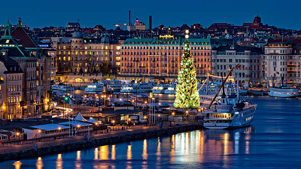 árvore de natal na cidade velha de estocolmo, suécia - stockholm sweden sea winter imagens e fotografias de stock