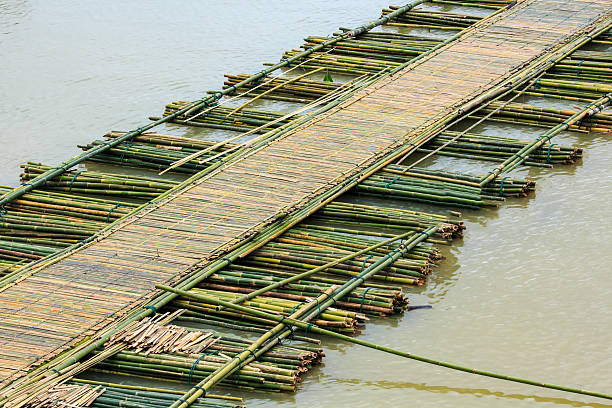 bambus most na rzece w sangkhlaburi kanchanaburi. - railroad crossing bridge river nautical vessel zdjęcia i obrazy z banku zdjęć