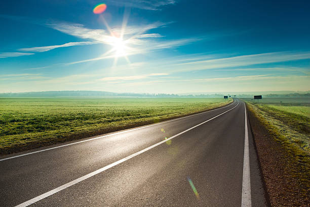 солнечный road - многополосная автострада фотографии стоковые фото и изображения