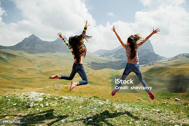 Zwei Mädchen Glücklich Sprung In Den Bergen Stockfoto und mehr Bilder von Hochspringen - Hochspringen, Weiblicher Teenager, Berg