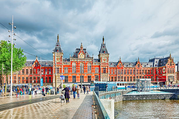 splendidi edifici amsterdam centraal station. - scozia centrale foto e immagini stock