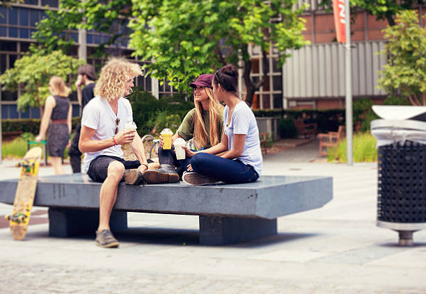 야외에서 즐기는 학생들을 있는 - aborigine australia women student 뉴스 사진 이미지