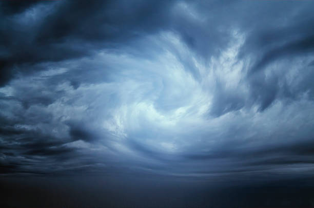 ciel dramatique nuages orageux, - blue sky cumulonimbus cloud photos et images de collection