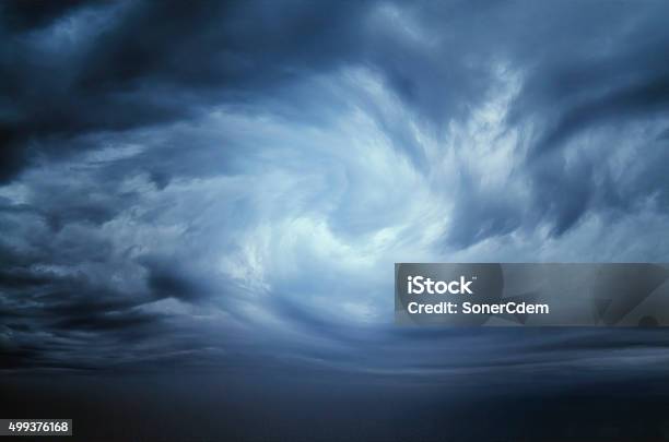 Cielo Drammatico Nuvole Di Pioggia - Fotografie stock e altre immagini di Vento - Vento, Sfondi, Cielo minaccioso