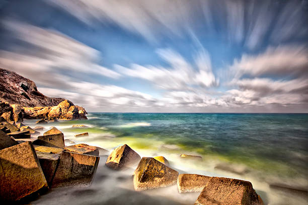 porto marino lunga esposizione turchia. - long exposure rock cloud sky foto e immagini stock