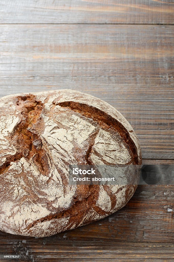 ドイツライ麦パン職人 - ひびが入ったのロイヤリティフリーストックフォト