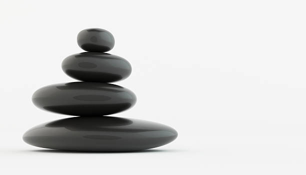 pilha de pedras zen preto em branco andar. - massage stones - fotografias e filmes do acervo