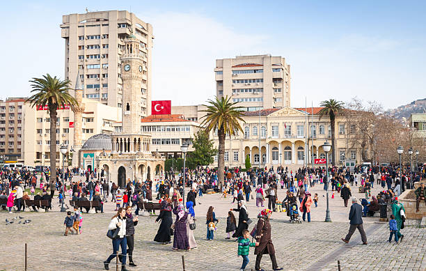 konak mètres avec quelques personnes, izmit, en turquie - izmir turkey konak clock tower foto e immagini stock