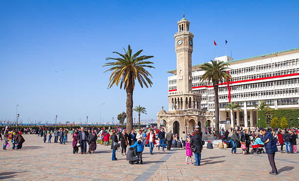 la histórica torre del reloj de izmir, símbolo de la ciudad - izmir turkey konak clock tower fotografías e imágenes de stock