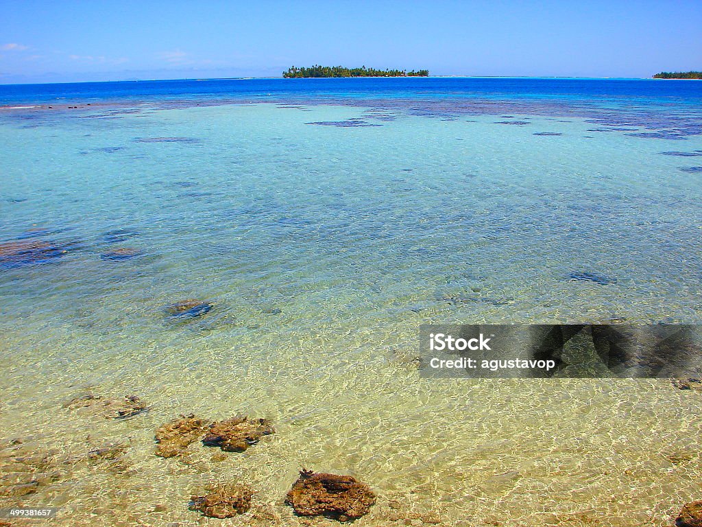 La laguna azul de Rangiroa motu de aguas turquesas, Tahiti, Polinesia - Foto de stock de Agua libre de derechos