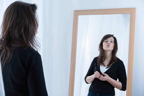garota em frente a um espelho - mirror women kissing human face - fotografias e filmes do acervo