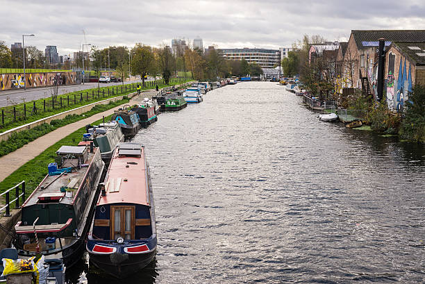 vista del canal de regent con embarcaciones de canal convertir a casas - london england apartment uk real estate fotografías e imágenes de stock