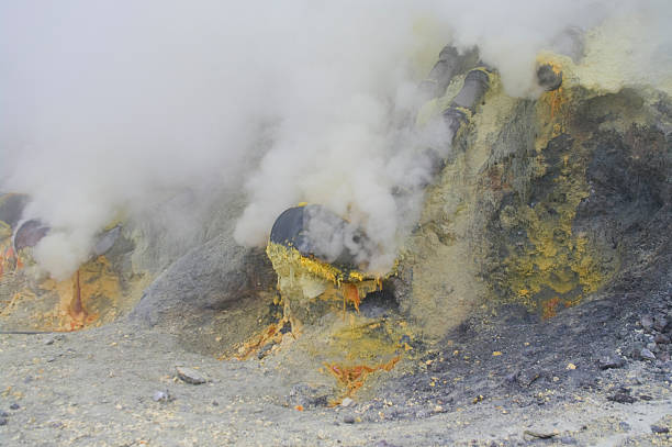 istock Extracting sulphur inside Kawah Ijen crater, Indonesia 499400344