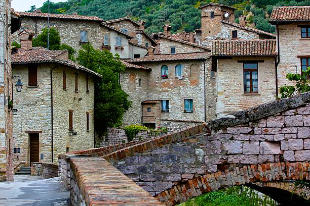 istock Picturesque Medieval Italian Hill Town 499401617