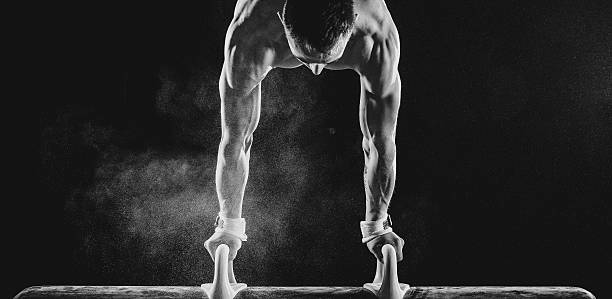 homme gymnaste en équilibre sur les mains sur un cheval-d'arçons - male body sport exercising photos et images de collection