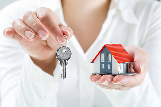 istock delivery keys to house 499402323