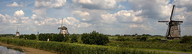 panorama de holandês moinhos - alblasserwaard imagens e fotografias de stock