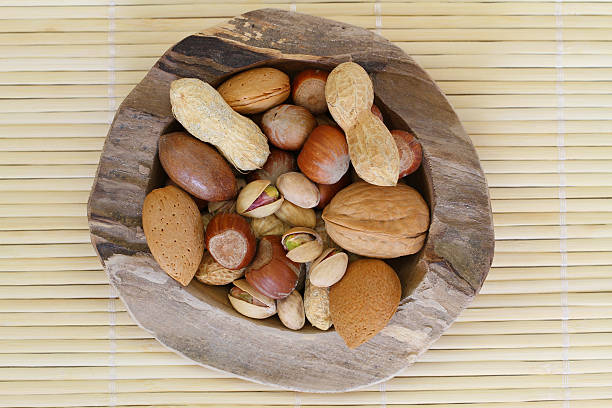 혼합됨 너트 티크 루트 bowl 에서 대나무 매트 - almond variation bamboo bowl 뉴스 사진 이미지