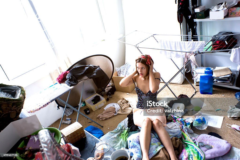 Hermosa mujer está expresando el pánico realmente desagradables en su habitación - Foto de stock de Desordenado libre de derechos