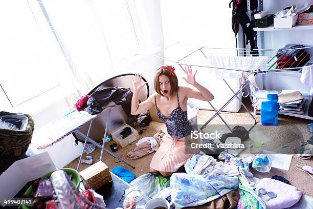 Hermosa Mujer Está Expresando El Pánico Realmente Desagradables En Su Habitación Foto de stock y más banco de imágenes de Desordenado