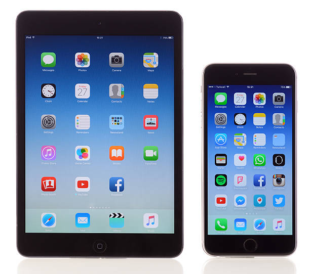 apple ipad mini et iphone 6 plus sur fond blanc - ipad mini white smart phone concepts photos et images de collection