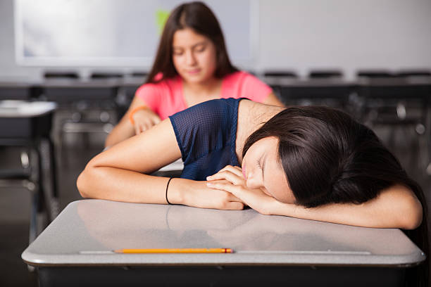 caer en el "sleep mode", durante clase - sleeping high school desk education fotografías e imágenes de stock