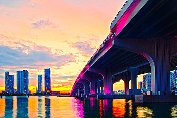 Miami Florida ao pôr do sol, colorida linha do horizonte - fotografia de stock