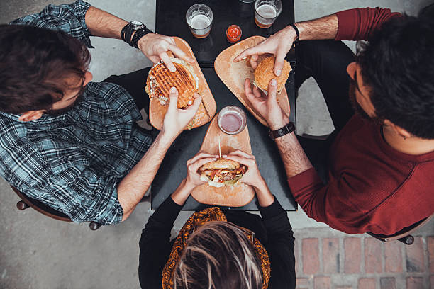 amigos no restaurante de fast food - beer hamburger american culture beef imagens e fotografias de stock