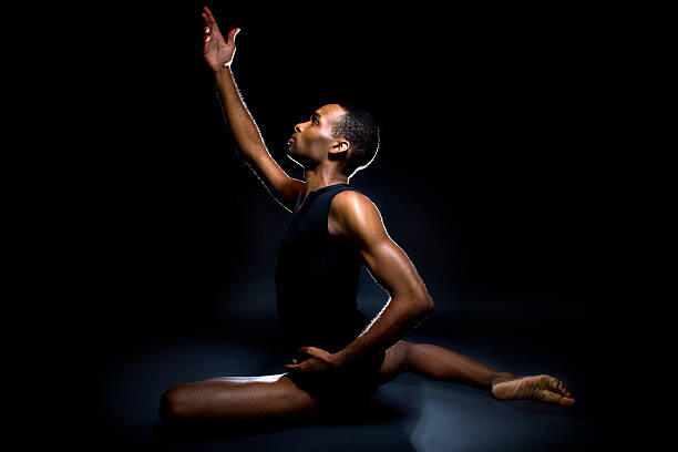 ダンサーの柔軟性をウォームアップ - motion muscular build dancing ballet ストックフォトと画像