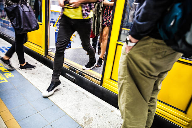 pessoas na hora do rush em sydney, o sistema de trens - travel travel destinations transportation urban scene - fotografias e filmes do acervo
