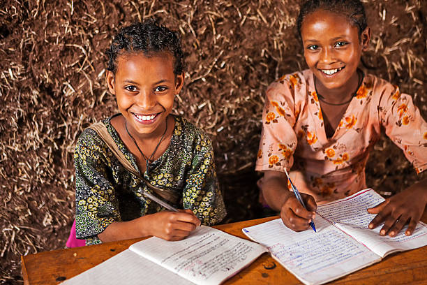 niñas africanas son el aprendizaje de idiomas amhárico - education blackboard africa youth culture fotografías e imágenes de stock