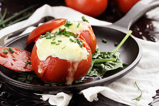 huevos horneada en salsa de tomate - stuffed tomato fotografías e imágenes de stock