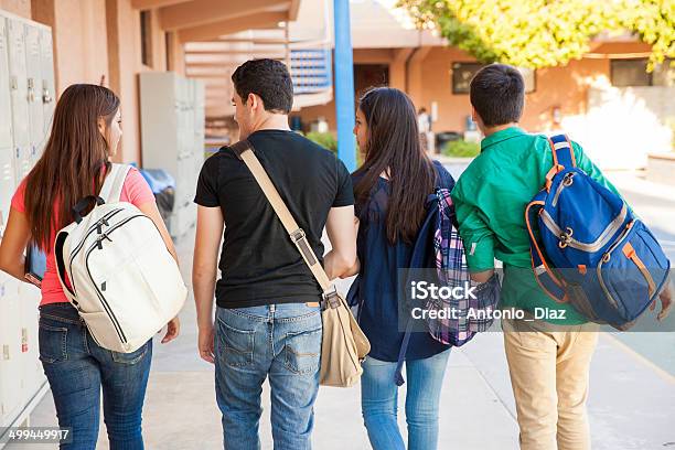 Studenten In Einer Schule Flur Stockfoto und mehr Bilder von Schüler der Sekundarstufe - Schüler der Sekundarstufe, Beginn des Schuljahres, Teenager-Alter