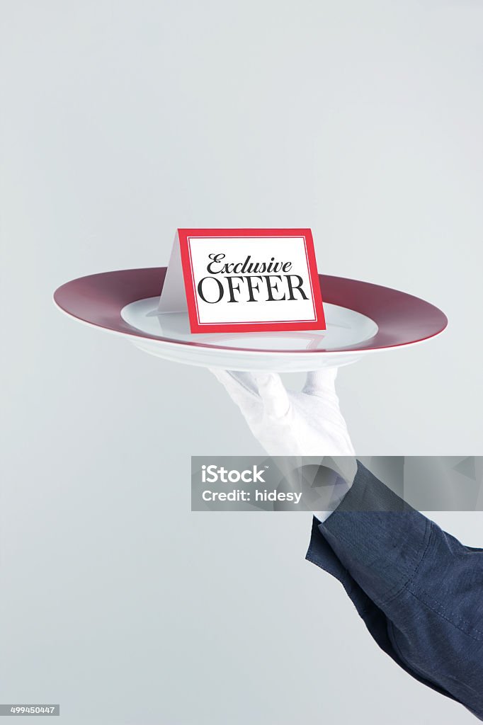 Oferta exclusiva no cartão realizado pelo garçom prato - Foto de stock de Bandeja royalty-free