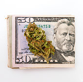 haschisch-und-dollar-scheine.jpg?b=1&s=170x170&k=20&c=o_t2-3bqqCwy0OJwqgXT8qIOJMGI1NJVppT62PFoTbU=