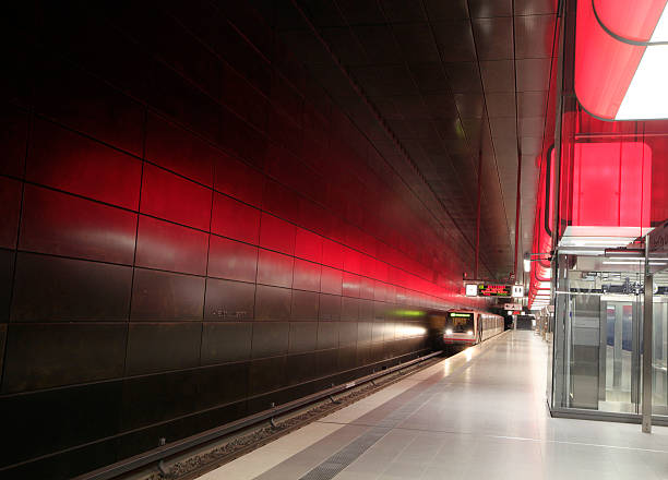 地下鉄駅 hafen 都市ハンブルク - subway station subway train underground hamburg germany ストックフォトと画像